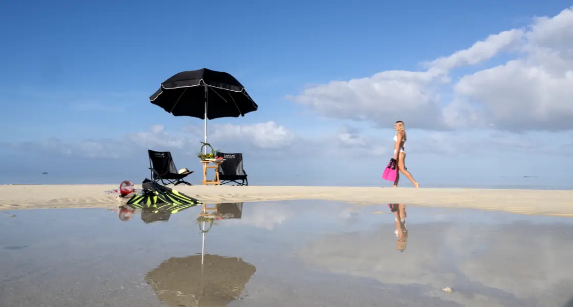 A guest enjoying a famous sandbank picnic in Fiji.