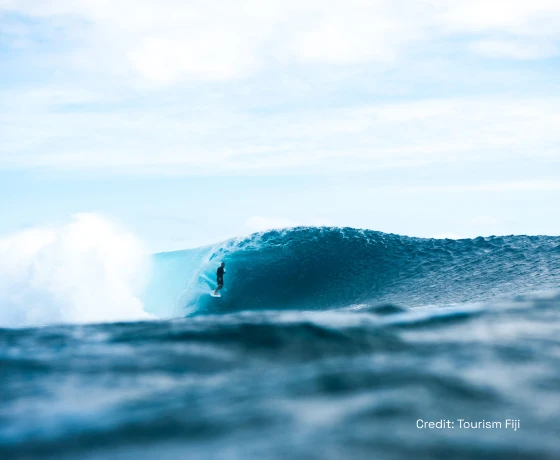 surfer_rides_fijian_cloudbreak_wave